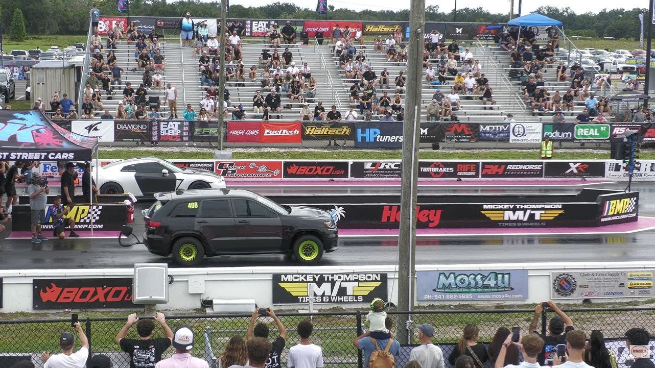 Jeep Grand Cherokee SRT Trackhawk vs R35 Nissan GT-R