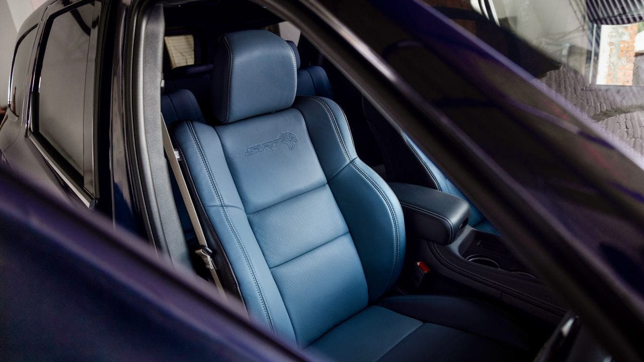dodge Durango, petrol blue laguna interior