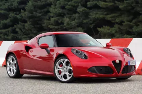 alfa-romeo-4c-rossa-anteriore-pista
