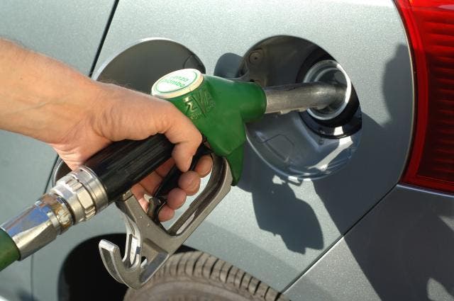 Prezzo benzina accise carburanti calo petrolio