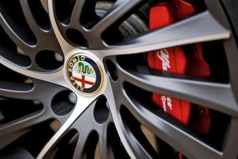 Alfa Romeo DNA tecnologia per controllare al meglio l'auto