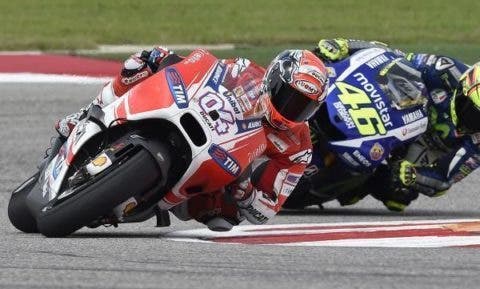 Rossi mentre dà la caccia a Dovizioso