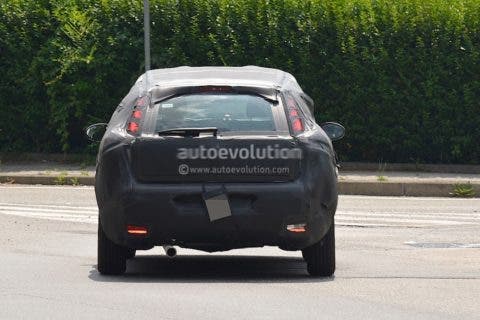 2016-fiat-bravo-replacement-spied-in-italy-dressed-in-grande-punto-clothes_4