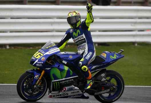 MotoGP: Rossi fenomeno a Silverstone, podio tutto tricolore