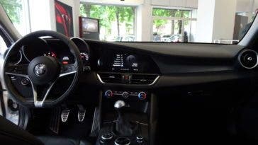 Interni in pelle nera alluminio Giulia