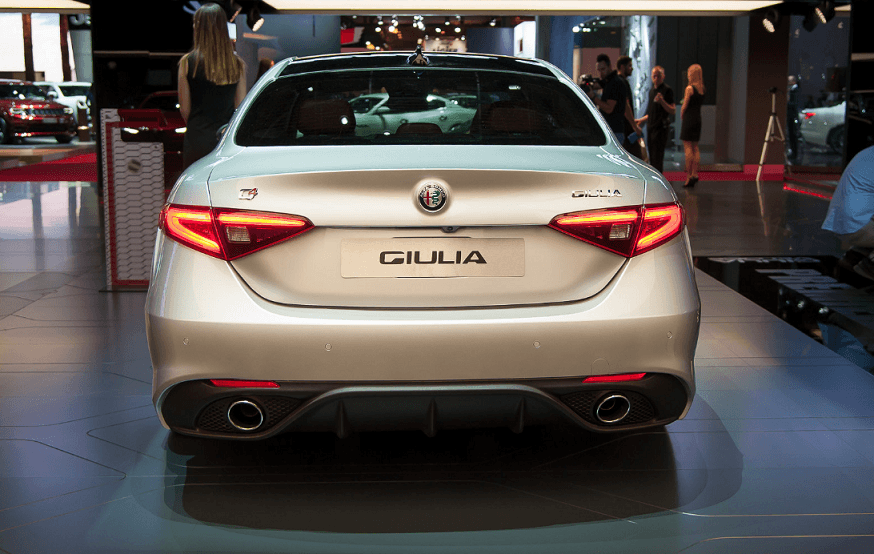 Alfa Romeo Giulia in allestimento Veloce al Salone di Parigi 2016