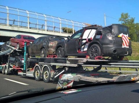 Foto spia dell'Alfa Romeo Stelvio su di una bisarca