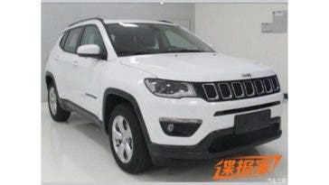 La sostituzione di Jeep per il duo Compass / Patriot è trapelato ancora una volta , questa volta dalla Cina con le foto che rivelano quasi tutto quello che dobbiamo sapere. La nuova bussola, come ci si aspetta di essere chiamato, è fortemente ispirato dal suo fratello maggiore, il Grand Cherokee. A differenza della Cherokee , Jeep ha giocato sul sicuro questa volta e ha dato la nuova bussola un disegno molto meno divisioni esterno. L'auto che vedete in le immagini è in realtà il modello cinese di produzione locale, insieme ad esordio al Guangzhou Auto Show a novembre, secondo NetEase , che ha caricato questi foto. Il nuovo Jeep Compass è anche andare a fare la sua prima apparizione ufficiale in Brasile nei prossimi giorni, con il suo debutto negli Stati Uniti impostare anche per novembre al Los Angeles Auto Show. Basato su una versione modificata della piattaforma che puntella il più piccolo Renegade e la Fiat 500X , la nuova bussola dovrebbe essere offerto sia con un turbo da 2.0 litri o un motore da 2,4 litri naturalmente aspirato. C'è anche la possibilità di una unità a benzina 1.4 litri turbo provenienti da Fiat ma che è sembra più plausibile per l'Europa rispetto al mercato degli Stati Uniti. Versioni a trazione anteriore e quattro ruote motrici sarà disponibile anche con un manuale a sei marce offerto di serie e un cambio automatico a nove marce come optional. La cabina sembra piuttosto simile a quello della Cherokee e che non è una cosa negativa come offre un stile attraente con tutta la tecnologia necessaria, compreso un sistema di infotainment da 8,4 pollici. la produzione della nuova Jeep sta andando a prendere posto in tre diversi stabilimenti (Brasile, Messico e Cina). Le prime vetture sono tenuti a colpire le strade nei primi mesi del 2017