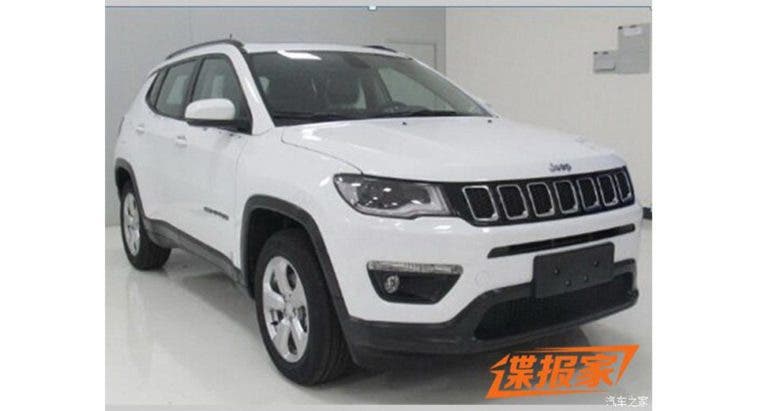 La sostituzione di Jeep per il duo Compass / Patriot è trapelato ancora una volta , questa volta dalla Cina con le foto che rivelano quasi tutto quello che dobbiamo sapere. La nuova bussola, come ci si aspetta di essere chiamato, è fortemente ispirato dal suo fratello maggiore, il Grand Cherokee. A differenza della Cherokee , Jeep ha giocato sul sicuro questa volta e ha dato la nuova bussola un disegno molto meno divisioni esterno. L'auto che vedete in le immagini è in realtà il modello cinese di produzione locale, insieme ad esordio al Guangzhou Auto Show a novembre, secondo NetEase , che ha caricato questi foto. Il nuovo Jeep Compass è anche andare a fare la sua prima apparizione ufficiale in Brasile nei prossimi giorni, con il suo debutto negli Stati Uniti impostare anche per novembre al Los Angeles Auto Show. Basato su una versione modificata della piattaforma che puntella il più piccolo Renegade e la Fiat 500X , la nuova bussola dovrebbe essere offerto sia con un turbo da 2.0 litri o un motore da 2,4 litri naturalmente aspirato. C'è anche la possibilità di una unità a benzina 1.4 litri turbo provenienti da Fiat ma che è sembra più plausibile per l'Europa rispetto al mercato degli Stati Uniti. Versioni a trazione anteriore e quattro ruote motrici sarà disponibile anche con un manuale a sei marce offerto di serie e un cambio automatico a nove marce come optional. La cabina sembra piuttosto simile a quello della Cherokee e che non è una cosa negativa come offre un stile attraente con tutta la tecnologia necessaria, compreso un sistema di infotainment da 8,4 pollici. la produzione della nuova Jeep sta andando a prendere posto in tre diversi stabilimenti (Brasile, Messico e Cina). Le prime vetture sono tenuti a colpire le strade nei primi mesi del 2017