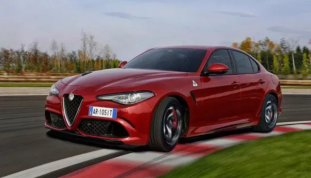 Alfa Romeo Giulia rossa Record giro in pista nurburgrind