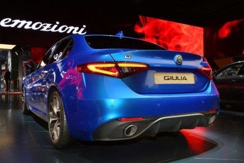 Posteriore Alfa Romeo Giulia Veloce Blu Misano Salone di Parigi 2016