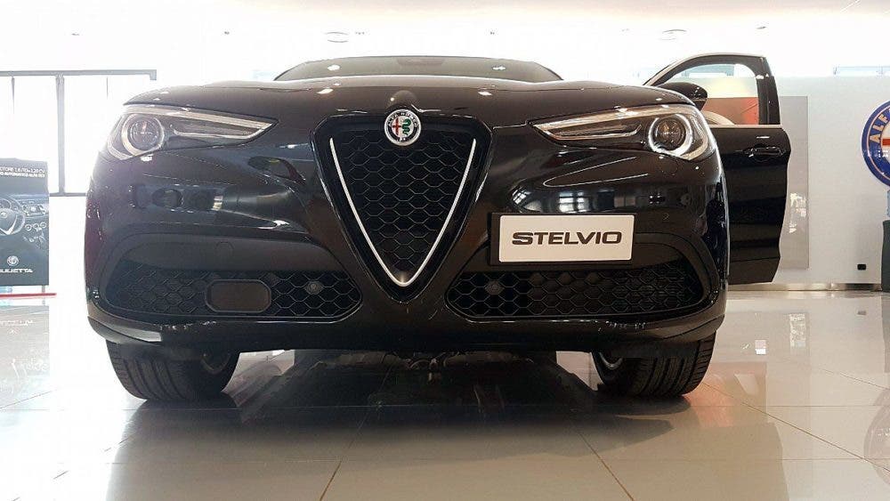 AlfaRomeo Stelvio anteriore muso fari nero