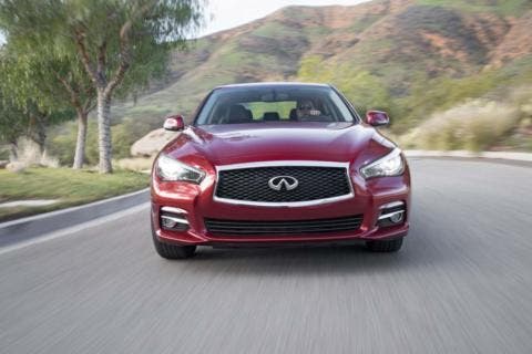 infiniti q50 20t frontale su strada