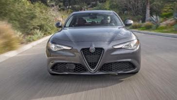 alfa romeo giulia frontale su strada grigia
