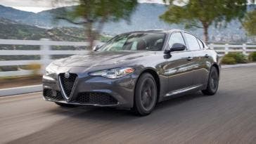 2017-Alfa-Romeo-Giulia-20-frontale tre quarti su strada