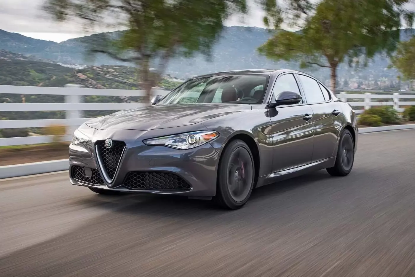 2017-Alfa-Romeo-Giulia-20-frontale tre quarti su strada