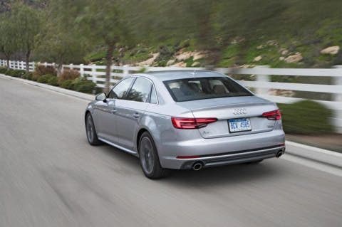 audi a4 20t quattro su strada retro grigio tre quarti