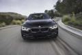 bmw 330i frontale su strada nera