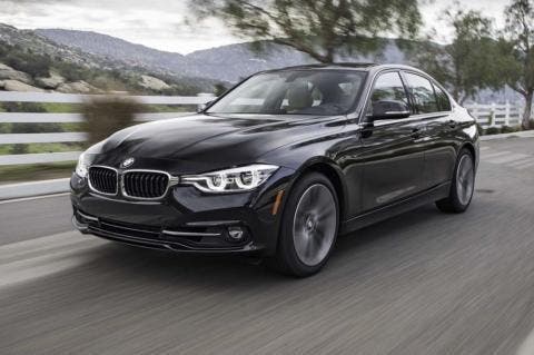 2017-BMW-330i-frontale su strada tre quarti nera