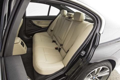 BMW 330i sedili posteriori