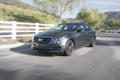 2017-Cadillac-ATS-20T-frontale tre quarti su strada grigia