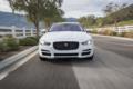 jaguar xe 25t frontale bianca su strada