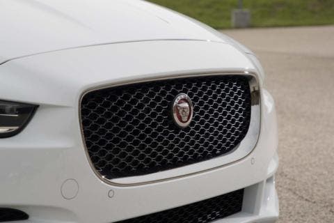 jaguar xe 25t griglia bianca