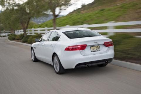 jaguar xe 25t retro tre quarti su strada bianca