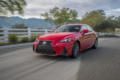 2017-Lexus-IS-200t-frontale tre quarti rossa su strada