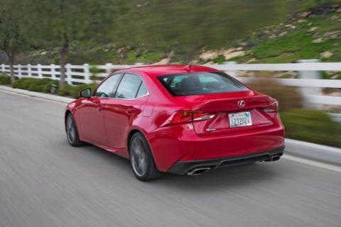 lexus is 200t retro tre quarti su strada rossa