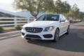 2017-Mercedes-Benz-C300-frontale tre quarti bianca su strada