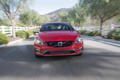 volvo s60 t6 awd r rossa su strada frontale