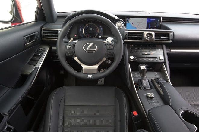 lexus is 200t posto di guida, pelle nera