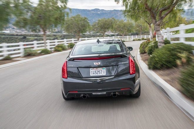 cadillac ats 2.0T posteriore in strada, grigio scuro