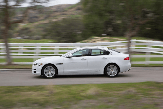 jaguar XE in strada di profilo