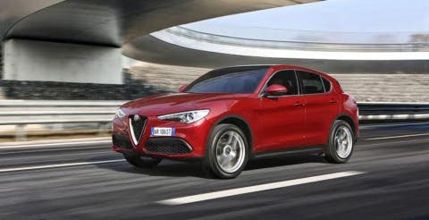 AlfaRomeo Stelvio Rosso in autostrada