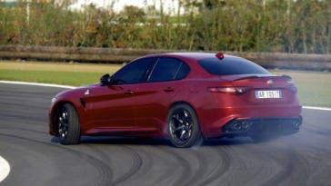 Alfa Romeo Giulia Quadrifoglio recensione Autocar