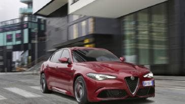 Alfa Romeo Giulia Quadrifoglio recensione Autocar