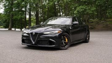 Alfa Romeo Giulia Quadrifoglio vs Kawasaki Z800E