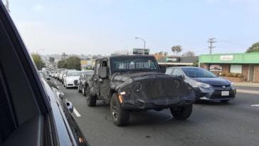 Jeep Scrambler foto spia Motor Trend