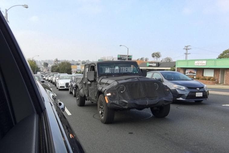 Jeep Scrambler foto spia Motor Trend