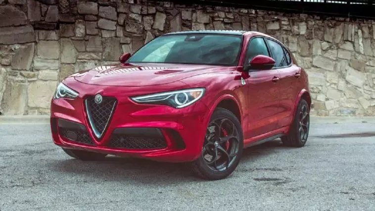 Alfa Romeo Stelvio Quadrifoglio e Jeep Trailcat Supercar Night Parade