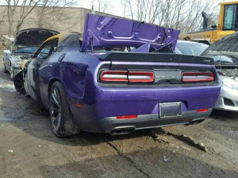 Dodge Challenger SRT Hellcat incendio