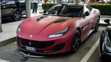 Ferrari Portofino rosso-nera opaca