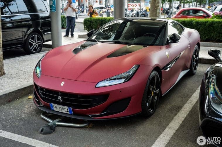 Ferrari Portofino rosso-nera opaca