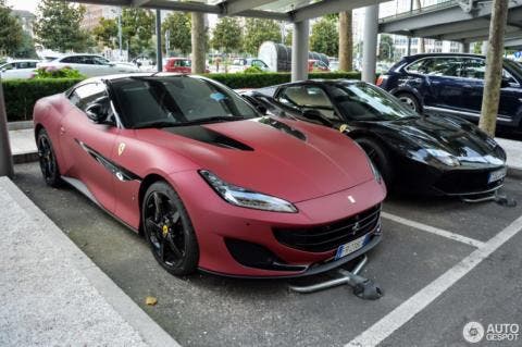 Ferrari Portofino rosso-nera opaca