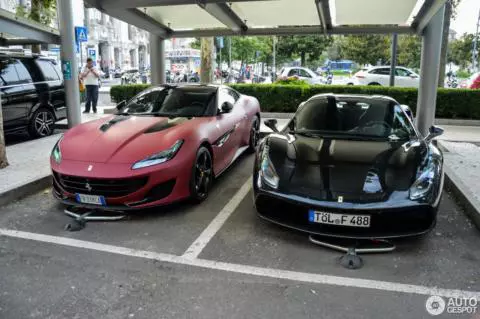 Ferrari Portofino rosso-nera opaca