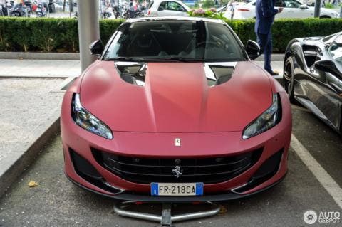 Ferrari Portofino rosso-nera opaca