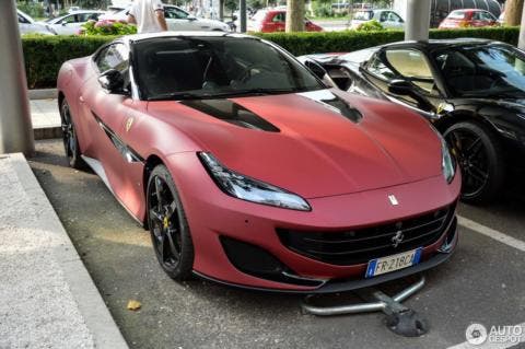 Ferrari Portofino rosso-nera opaca