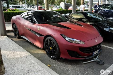 Ferrari Portofino rosso-nera opaca